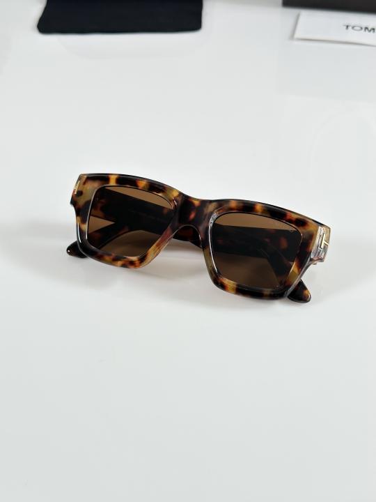 T0m F0rd 184 Tortoise-Brown Sunglass (Shining) with rich tortoise frame and warm brown lenses. UV400 protection with glossy finish for a premium and timeless style.