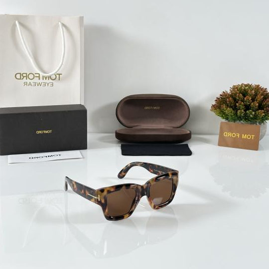 T0m F0rd 184 Tortoise-Brown Sunglass (Shining) with rich tortoise frame and warm brown lenses. UV400 protection with glossy finish for a premium and timeless style.